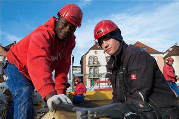 Seltener Nachwuchs: Während Vincent Ahondoh (l) als Bauarbeiter seinen Meister machen möchte, strebt Sven Hofmann ein Bauingenieurs-Studium an. Foto: Sina Schuldt/dpa
