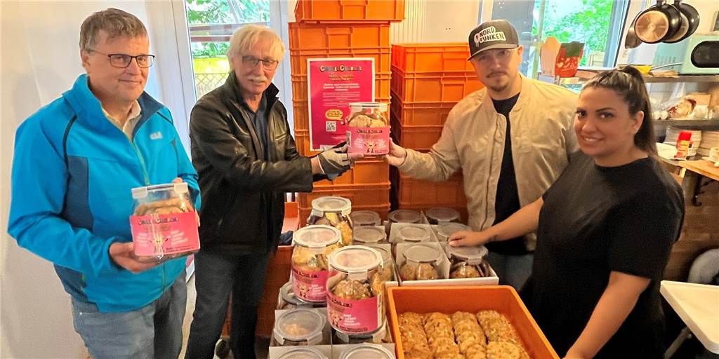 Mit Keksen gegen Neonazis: 100 Dortmunder Lokale starten ungewöhnliche Aktion Selvi Aksünger (r.), Marek Kirschniok (r. hinten), Manfred Kossak (l. hinten,) und Michael Plackert (beide von der städtischen Koordinierungsstelle für Vielfalt, Toleranz und Demokratie mit den Keksen, die helfen sollen, über rechte Symbolik aufzuklären.