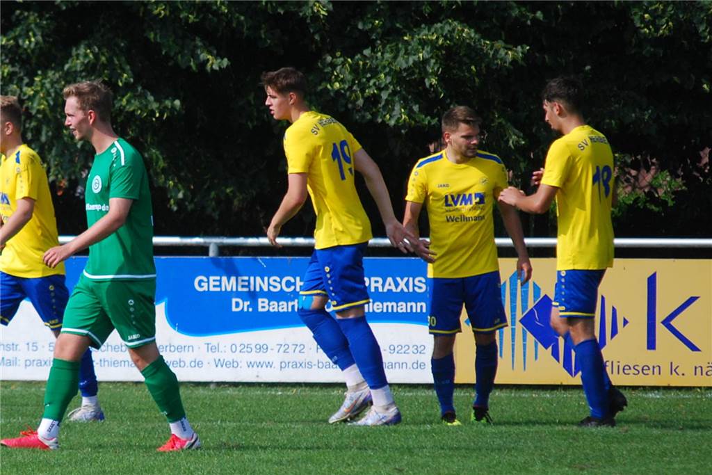 SV Herbern holt ersten Pflichtspielsieg des Kalenderjahres Semih Gün und seine Mitspieler jubeln.