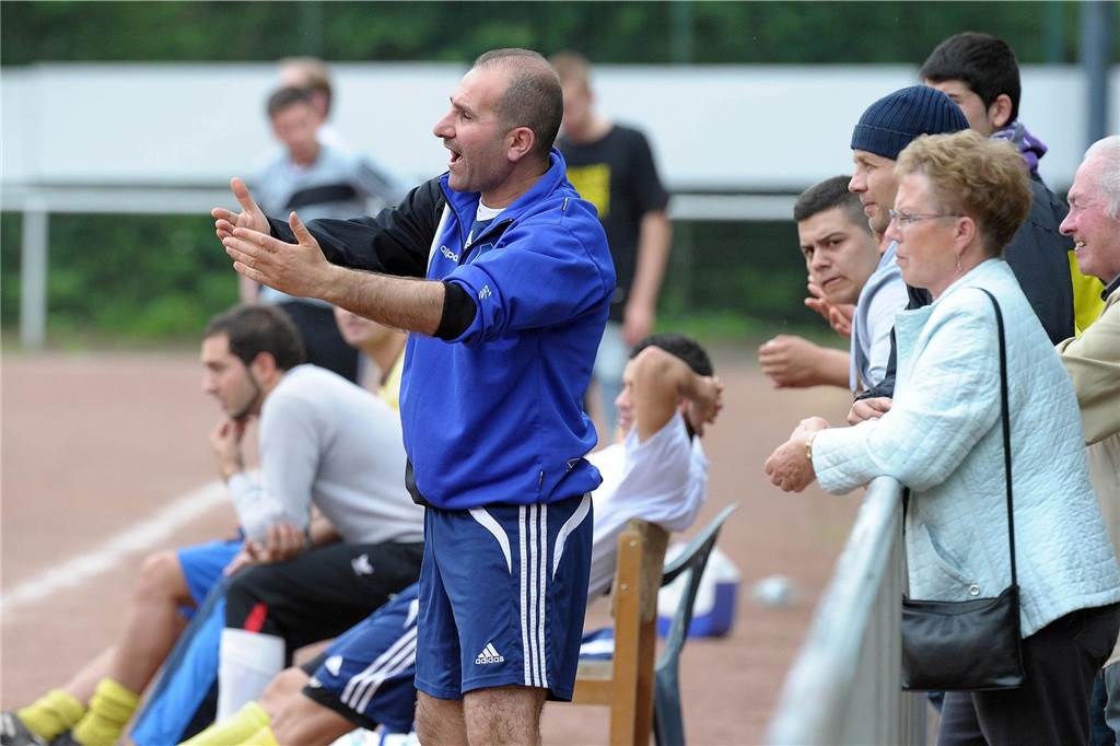 Semi Tikici ist zurück: Bekannter Trainer übernimmt SG Gahmen Semi Tikici zeigt seinen Spielern etwas.