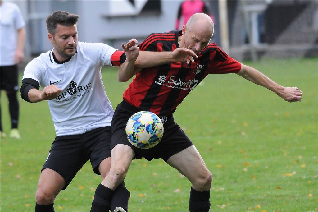 Wacker Obercastrop sucht Chance auf Klage gegen illegal eingesetzen Spieler des VfL Herne Sencer Özbek (l.), hier noch im Trikot von Victoria Habinghorst III im Spiel gegen den ESV Herne, möchte für den SV Wacker Obercastrop III dem Fall des illegal spielenden Akteurs beim VfL Herne nachgehen.