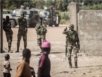 Senegalesische Soldaten sammeln sich in Karang, Senegal, an der Grenze zu Gambia. Nun scheint die Krise abgewendet zu sein. Foto: Sylvain Cherkaoui