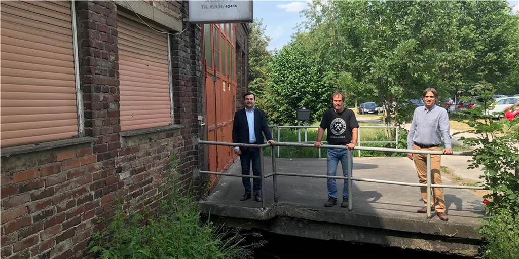 Über Immobilienportal: Stadt sucht neue Ideen für die Haver-Hallen Senfmüller Frank Peisert (M.) trat vom Kauf der Haver Hallen im vergangenen Jahr zurück. jetzt suchen Bürgermeister Dimitrios Axourgos (l.) und Stadtplaner Christian Vöcks neue Ideen für die Hallen am Rande der Altstadt.