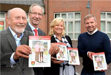 Seniorenbeiratsvorsitzender Friedhelm Stoltenberg (l.) hat viele Stunden an der Aktualisierung des Seniorenwegweisers gearbeitet. Auch die Sponsoren, Reinhard Hoffacker (Nispa) und Ute Halbsguth (Volksbank) sowie Bürgermeister Mike Rexforth (v.l.) sind froh, dass die Informationen wieder auf einem aktuellen Stand sind.