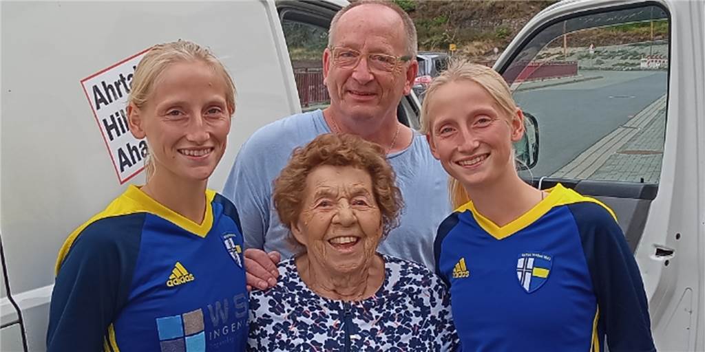 Seniorin Gisela M. (Mitte) freut sich über die Lebensmittelspenden aus Ahaus, die Michael Genn mit seinen Töchtern Diana und Franzi Genn übergeben hat. 