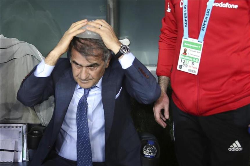 Istanbuler Derby wird ohne Publikum zu Ende gespielt Senol Günes, Trainer von Besiktas Istanbul, hält sich eine Tüte Eis auf den Kopf, nachdem er von einem Gegenstand am Kopf getroffen wurde. Foto: Uncredited/AP
