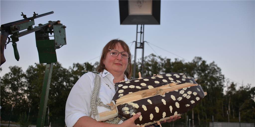 Sensation: Anja Gibson holt als erste Frau in Dorsten den Vogel von der Stange Schützenkönigin Anja Gibson.