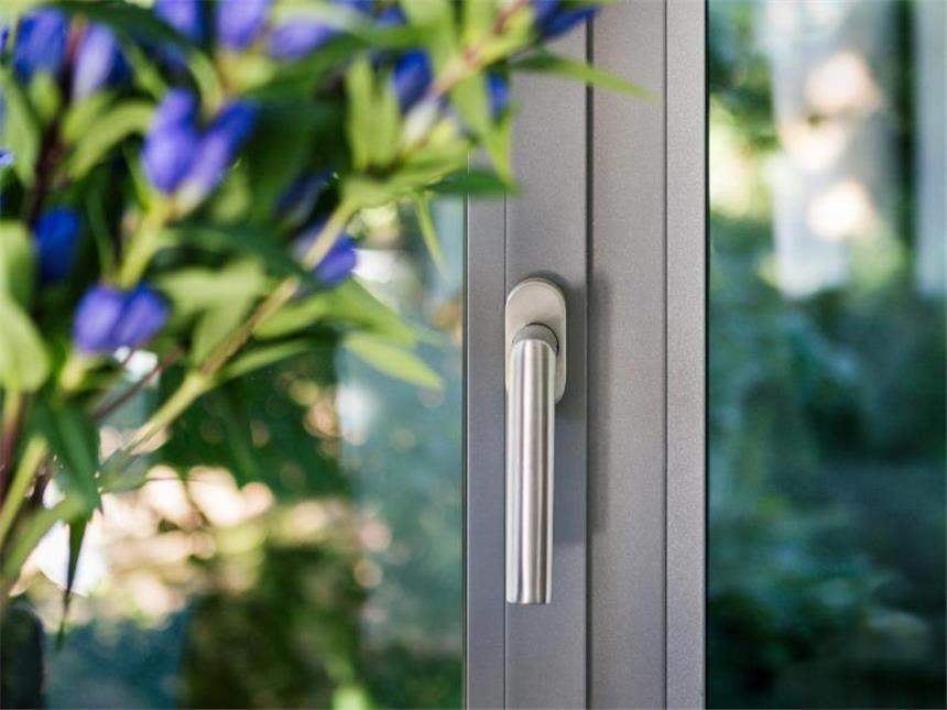 Schlaue Technik im Haus für Ältere Sensoren wie das Gerät von Bosch Smart Home erkennen, wann das Fenster offen steht, und benachrichtigen das Smartphone. Foto: Bosch Smart Home/dpa-tmn