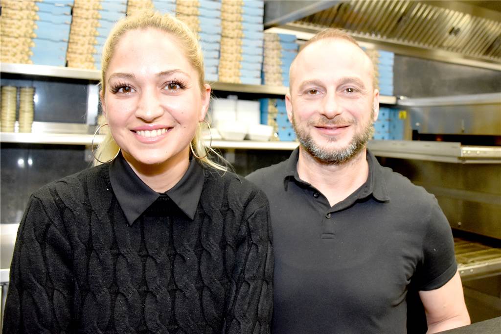 Schnellimbiss-Preise: Der Döner für 4,50 Euro gehört der Vergangenheit an Serap und Volkan Saglam von der Pizzeria Istanbul mussten die Preise schweren Herzens erhöhen.