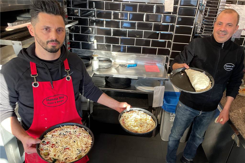 Castrop-Rauxel hilft Erdbeben-Opfern: Erlöse, Hilfsgüter und Leichentücher Serdal Kiraz, Inhaber von Mamma Mia in Habinghorst, spendet die Einnahmen.