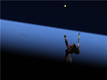 Serena Williams beim Aufschlag. Foto: Dita Alangkara