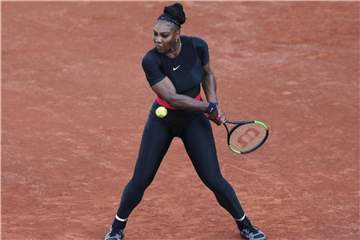 Serena Williams in ihrem Ganzkörper-Anzug bei den French Open. Foto: Thibault Camus/AP