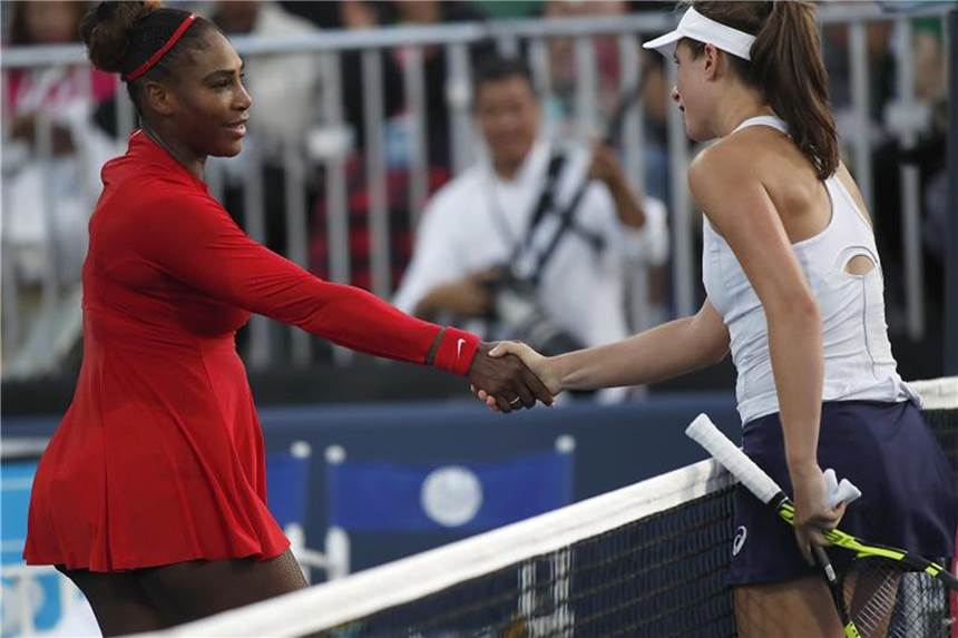 Bitteres 1:6, 0:6 für Tennis-Star Serena Williams Serena Williams (l) gratuliert fair Siegerin Johanna Konta. Foto: Tony Avelar/AP