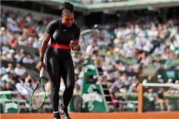 Serena Williams sorgte in Paris auch mit ihrem Outfit für Aufsehen. Foto: Alessandra Tarantino/AP