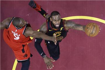 Serge Ibaka von den Toronto Raptors verteidigt unter dem Korb gegen LeBron James (r) von den Cleveland Cavaliers. Foto: Tony Dejak/AP