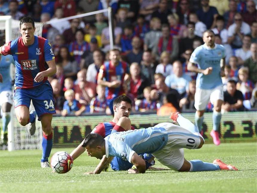 Schweinsteigers United siegt - Özil führt Arsenal zum Sieg Sergio Aguero wurde bei ManCitys Sieg gegen Crystal Palace für Kevin de Bruyne ausgewechselt. Foto: Facundo Arrizabalaga