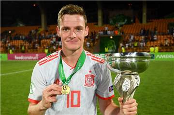 Sergio Gomez präsentiert stolz den EM-Pokal.