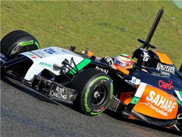 Sergio Peréz raste auf dem Bahrain International Circuit zur Bestzeit. Foto: Jens Büttner