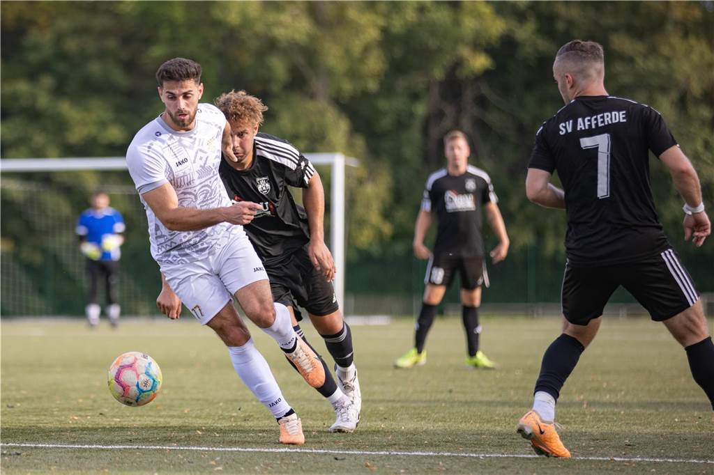 VfK Weddinghofen trifft spät: SV Afferde verliert Aufsteigerduell Serhat Yilmaz (l.), verfolgt von Ivan Rihtar, erzielte einen Viererpack gegen Afferde.