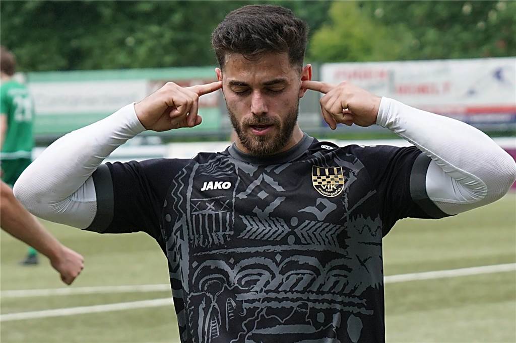 Nach dem Spielabbruch zwischen Weddinghofen und Werne: Regelverstoß könnte eine wichtige Rolle einnehmen Serhat Yilmaz steckt seine Zeigefinger in seine Ohren.