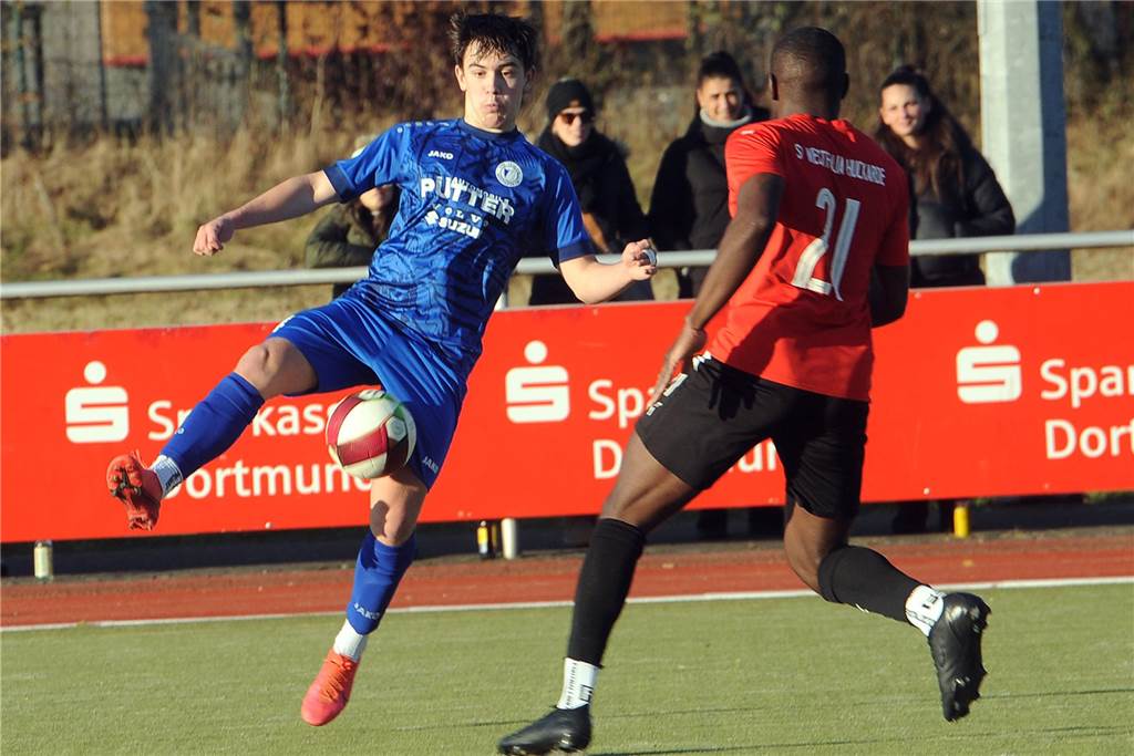 Bereicherung für den VfB Westhofen - nicht nur sportlich: „Ein richtig guter Typ“ Ein Spieler des VfB Westhofen schirmt den Ball ab.
