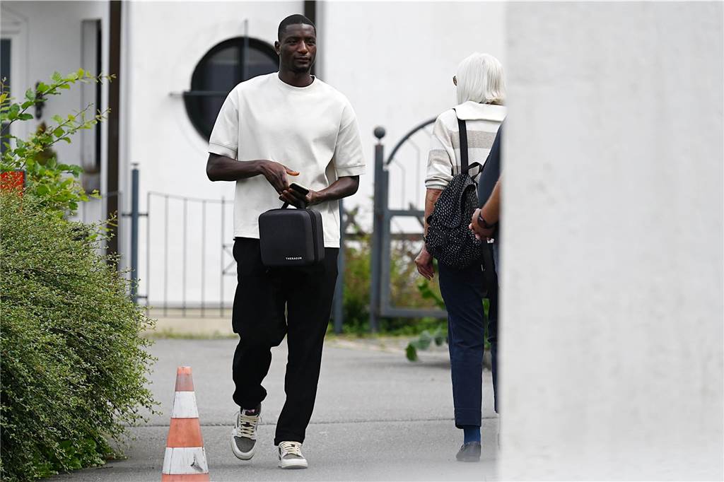 Serhou Guirassy kommt bei Overkamp an.