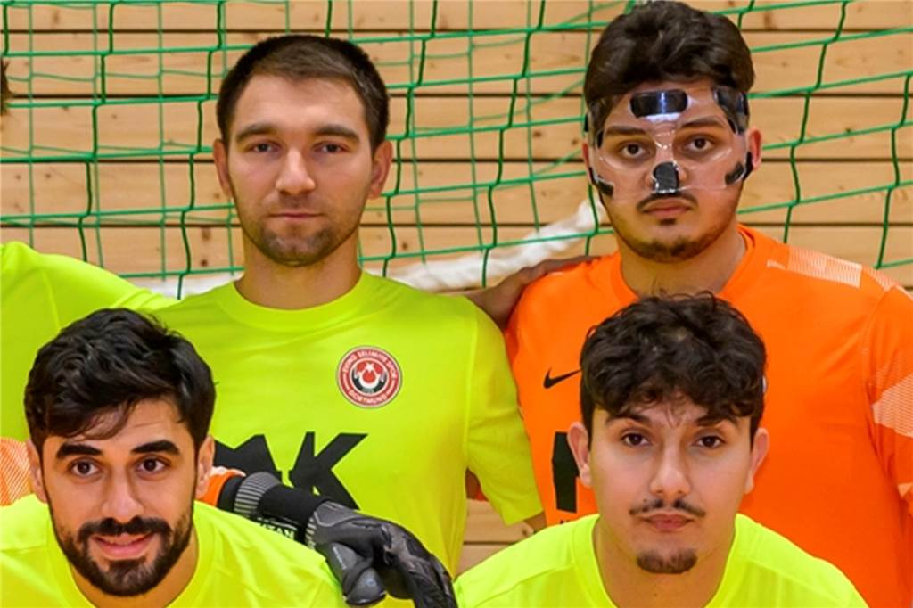Bezirksliga-Keeper ist „verrückt auf die Halle“: Auch eine Gesichtsverletzung stoppt ihn nicht Serkan Erdogan (o.r.) stand für Evin Selimiye Spor mit einer Gesichtsmaske zwischen den Pfosten.