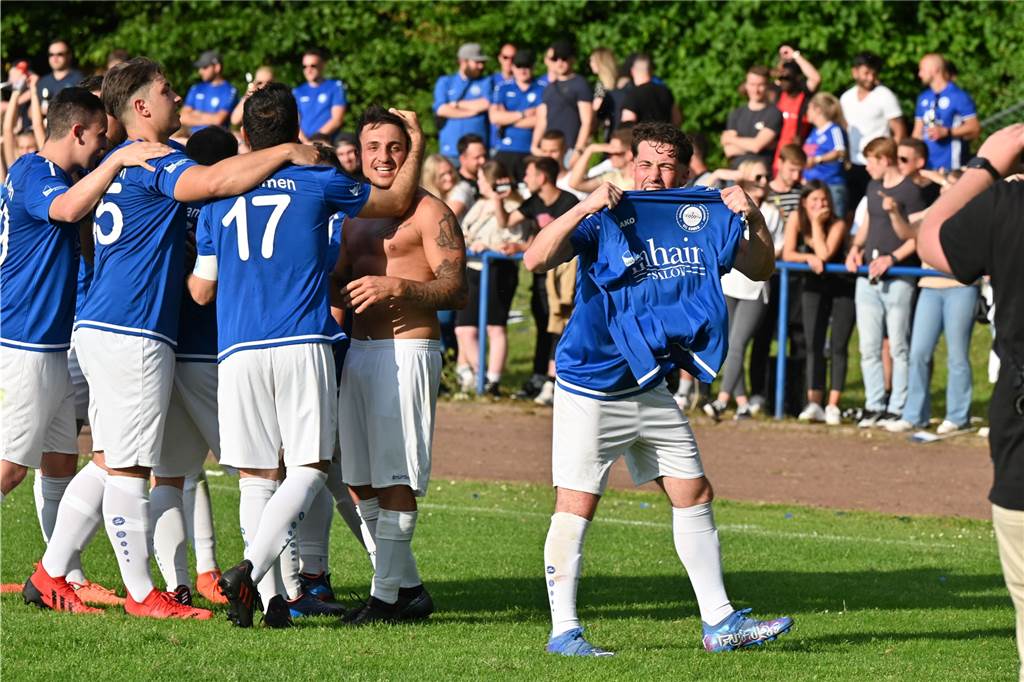 Der nächste Aufsteiger verlässt den VfL Kamen - in Richtung SG Gahmen Serkan Gül (r.) feiert das Trikot von Murat Büyükdere (2.v.r.), der mit zwei Treffern einer der Aufstiegshelden des VfL Kamen war.