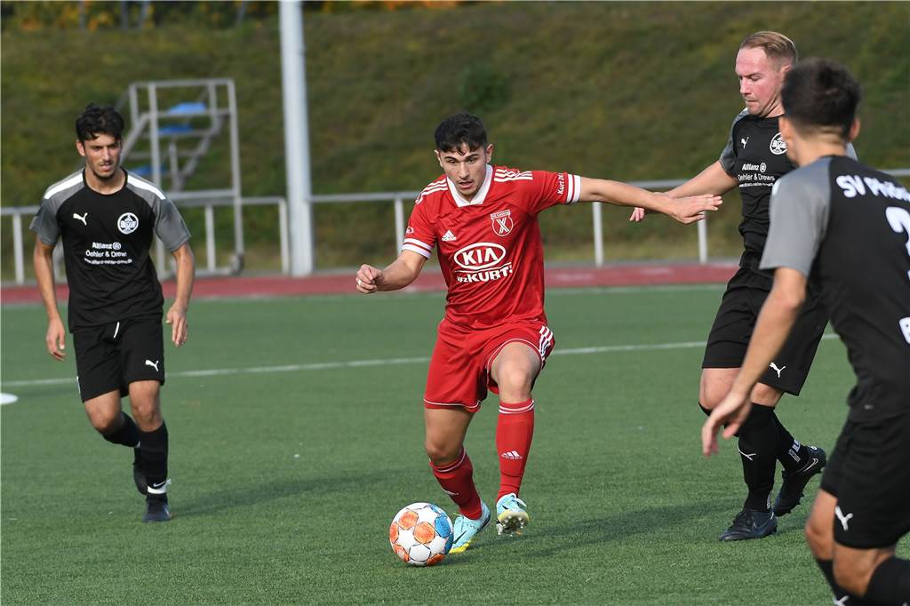 SG Castrop mit deutlicher Ansage im Tabellenkeller - der Gegner macht entscheidenden Fehler Serkan Kalkan (Mitte) ist in dieser Situation von drei Bochumer Spielern umringt. Am Ende kein Problem: Die SG Castrop setzte sich deutlich durch.