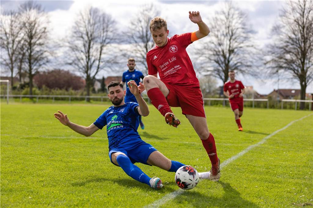 Nächster Neuzugang in den Startlöchern: SuS Oberaden holt Top-Stürmer vom Stadtrivalen Serkan Özdemir (l.) grätscht im Spiel gegen Hemmerde den Ball vor TuS-Kapitän Christopher Beyer weg.