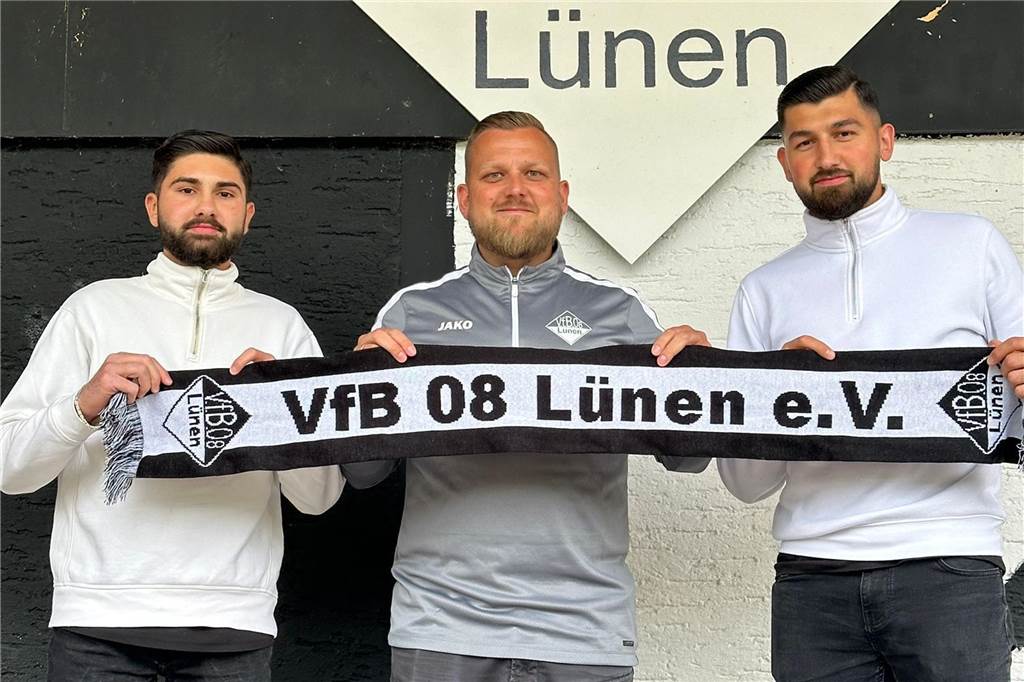 VfB Lünen holt zwei Spieler mit Oberadener Vergangenheit Serkan (r.) und Berskan Özdemir halten einen Schal.