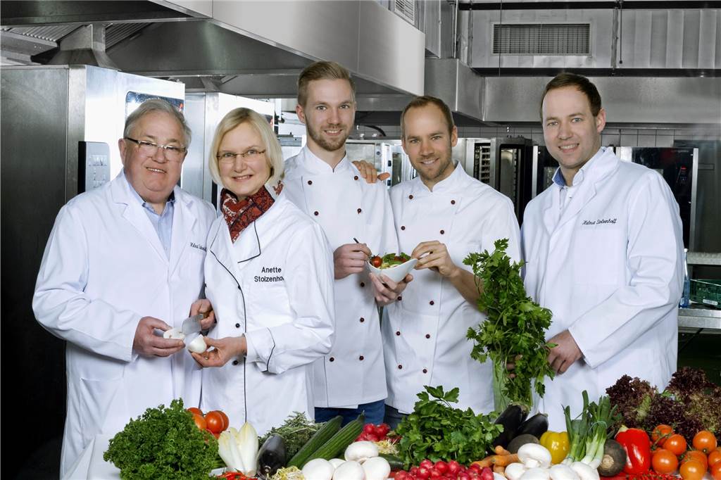 Stolzenhoff eröffnet an Wethmarheide: „Eigene Messlatte sehr hoch gelegt“ Setzen auf Wachstum am neuen Standort: Helmut und Anette Stolzenhoff (v.l.) mit den Söhnen Jan, Dennis und Helmut Christian.