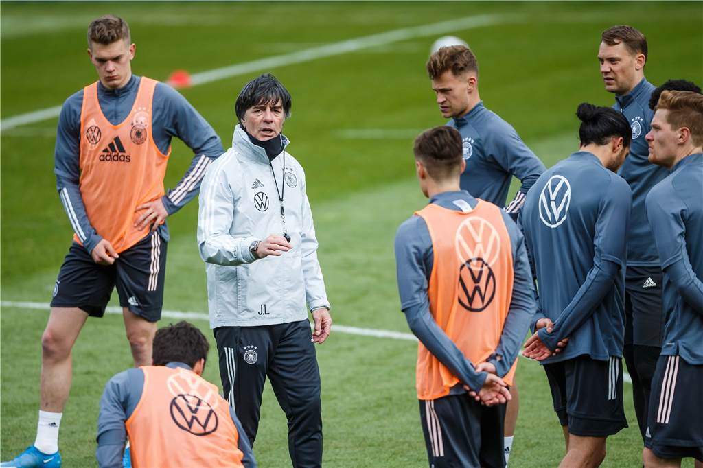 Löw setzt aufs Gemeinschaftsgefühl - Chance für BVB-Allrounder Can? Setzt auf das Gemeinschaftsgefühl: Bundestrainer Joachim Löw.