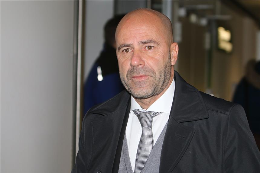 BVB nach Umstellung auf Dreierkette defensiv stabiler Setzt auf die Dreierkette: BVB-Trainer Peter Bosz.