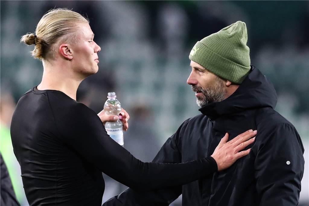 Für Marco Rose ist das BVB-Spiel gegen den FC Bayern die bislang größte Herausforderung Setzt BVB-Trainer Marco Rose (r.) gegen den FC Bayern von Beginn an auf Erling Haaland?
