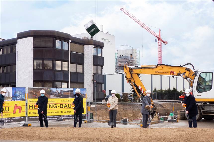 Bewital: „Zero Emission Haus“ auf sechs Stockwerken für die Verwaltung Setzten den „ersten Spatenstich“ für den offiziellen Baubeginn für das neue Verwaltungsgebäude (v.l.) Jürgen Kempe, Torben Hemsing (Hemsing-Bau), Bürgermeister Werner Stödtke, Jürgen Petershagen, Ulrike Petershagen, Dr. Jürgen Wigger (Bewital), Jens Hemsing (Hemsing Bau) und Annette Robers (Robers Ingenieure).