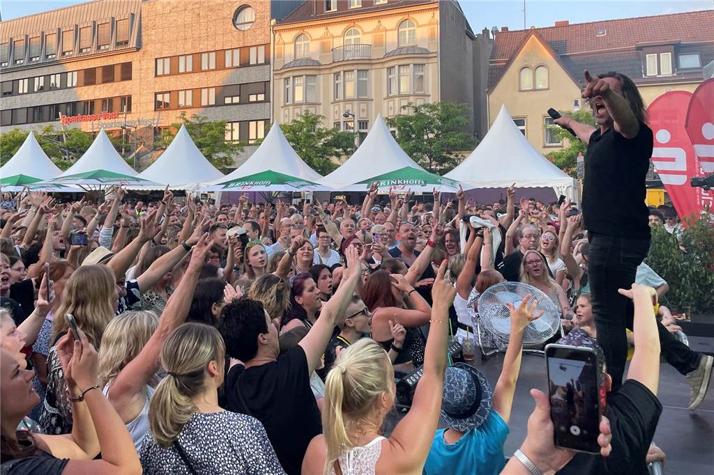 ddddddd „Seven Cent“ bei „Castrop kocht über 2023“: Marc Stahlberg dirigiert die Massen. Das „Juwel“ bringt die Band meist am Ende des Gigs, spätestens bei den Zugaben.