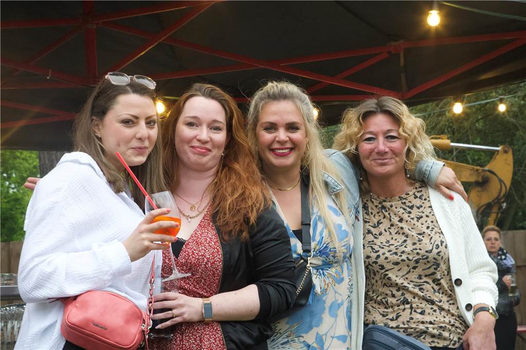 Seven Cent spielten am Samstag im Biergarten von Tante Amanda in Westerfilde. Es war der erste Open-Air-Gig des Jahres 2023. Die Stimmung war sehr gut.