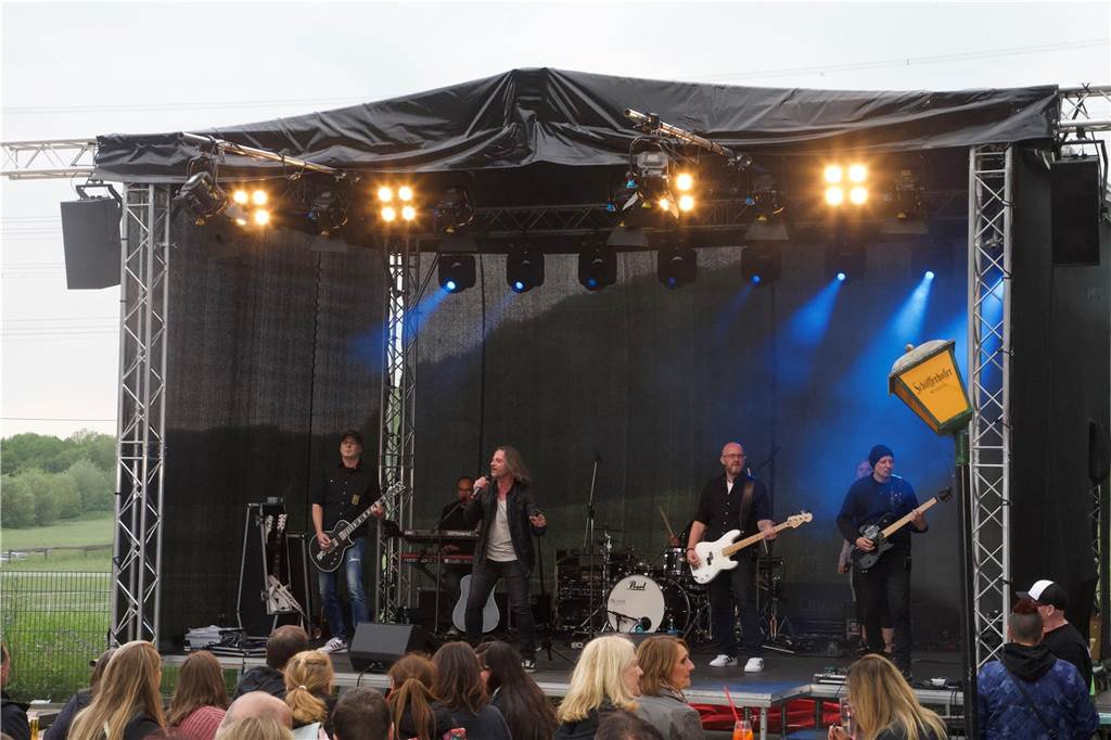 Seven Cent spielten am Samstag im Biergarten von Tante Amanda in Westerfilde. Es war der erste Open-Air-Gig des Jahres 2023. Die Stimmung war sehr gut.