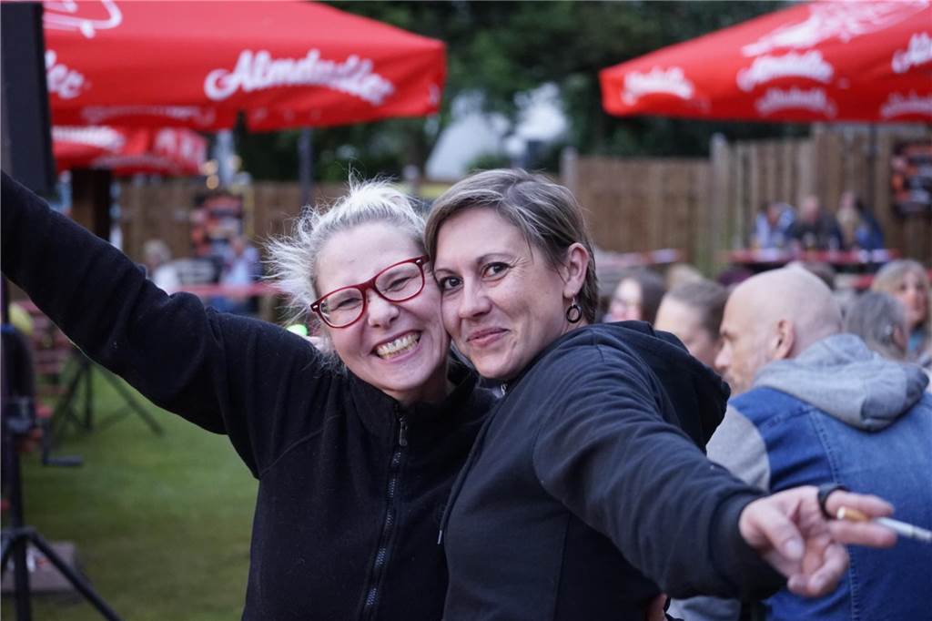 Seven Cent spielten am Samstag im Biergarten von Tante Amanda in Westerfilde. Es war der erste Open-Air-Gig des Jahres 2023. Die Stimmung war sehr gut.