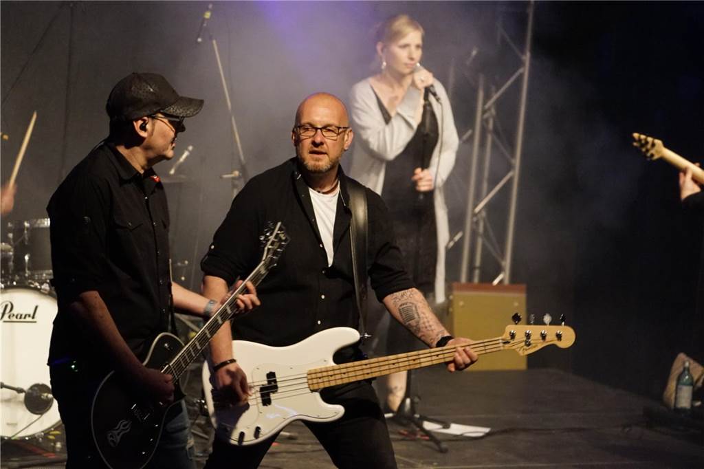 Seven Cent spielten am Samstag im Biergarten von Tante Amanda in Westerfilde. Es war der erste Open-Air-Gig des Jahres 2023. Die Stimmung war sehr gut.