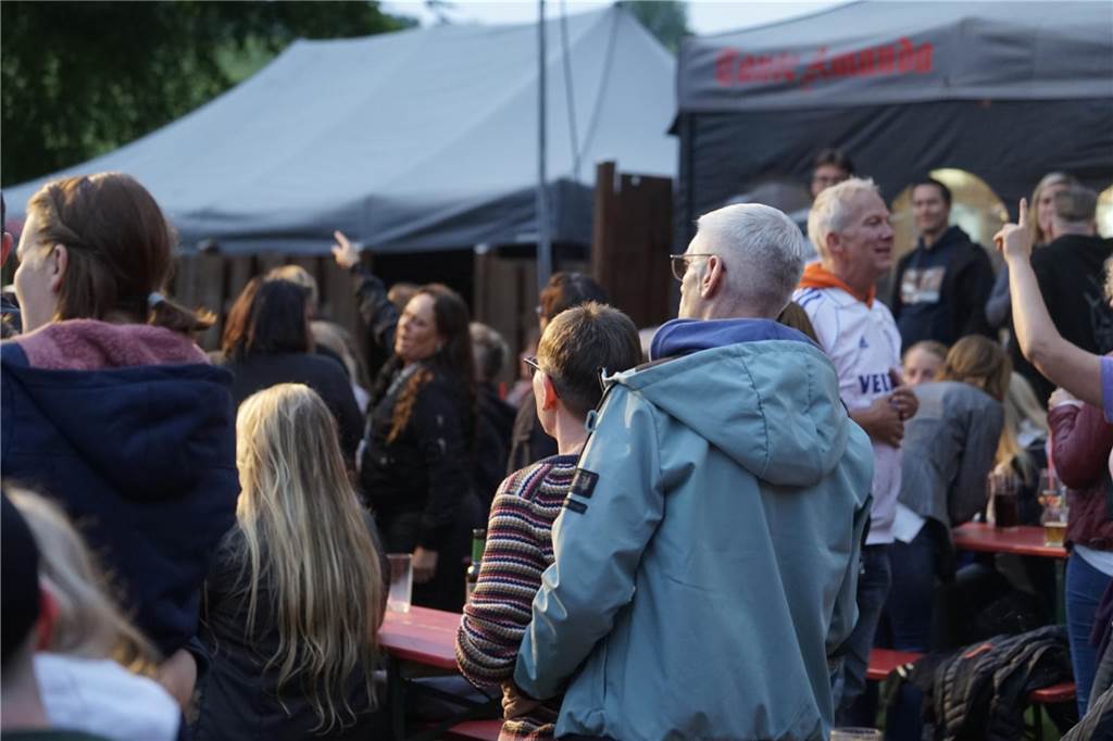 Seven Cent spielten am Samstag im Biergarten von Tante Amanda in Westerfilde. Es war der erste Open-Air-Gig des Jahres 2023. Die Stimmung war sehr gut.