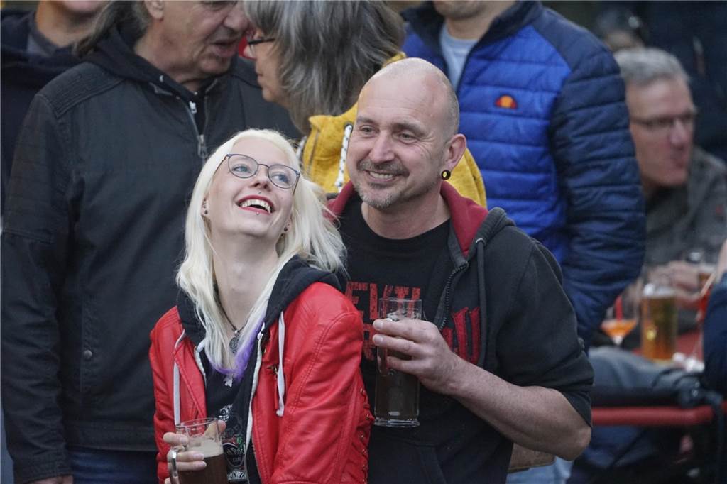 Seven Cent spielten am Samstag im Biergarten von Tante Amanda in Westerfilde. Es war der erste Open-Air-Gig des Jahres 2023. Die Stimmung war sehr gut.