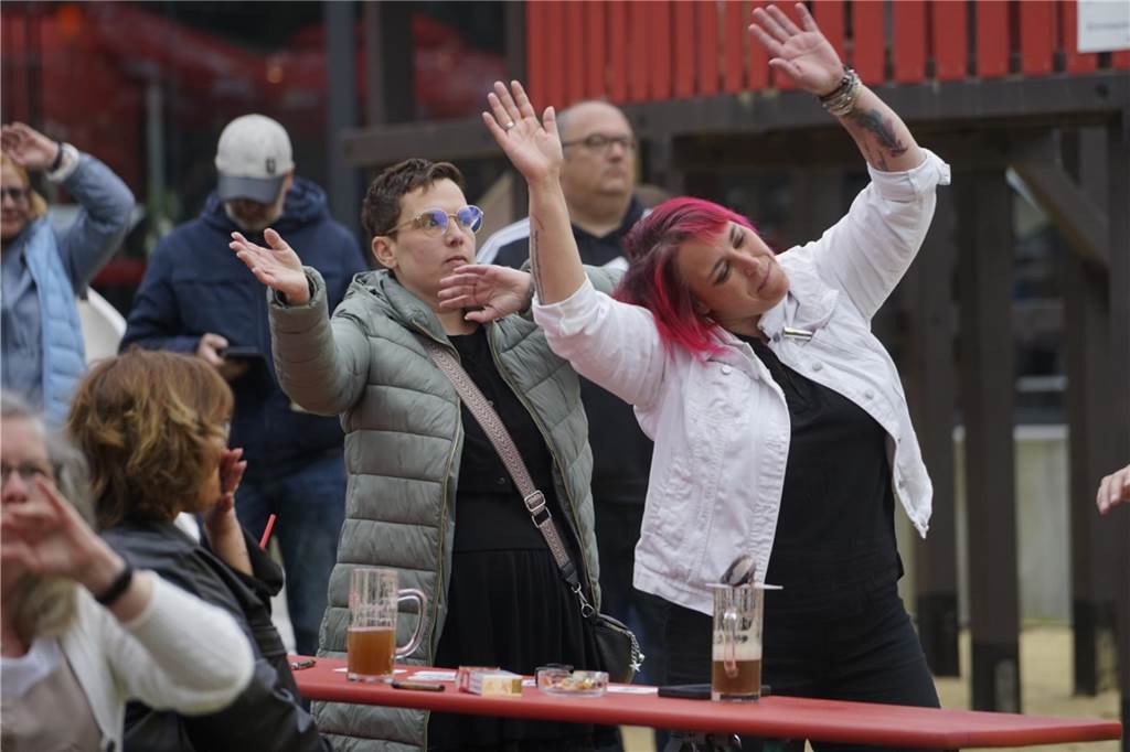 Seven Cent spielten am Samstag im Biergarten von Tante Amanda in Westerfilde. Es war der erste Open-Air-Gig des Jahres 2023. Die Stimmung war sehr gut.
