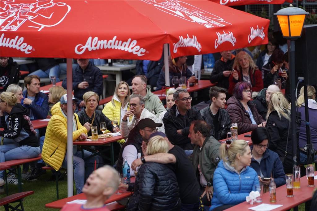 Seven Cent spielten am Samstag im Biergarten von Tante Amanda in Westerfilde. Es war der erste Open-Air-Gig des Jahres 2023. Die Stimmung war sehr gut.