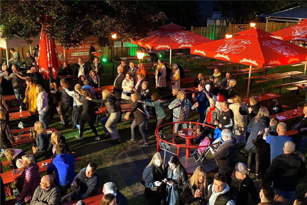 Seven Cent spielten am Samstag im Biergarten von Tante Amanda in Westerfilde. Es war der erste Open-Air-Gig des Jahres 2023. Die Stimmung war sehr gut.