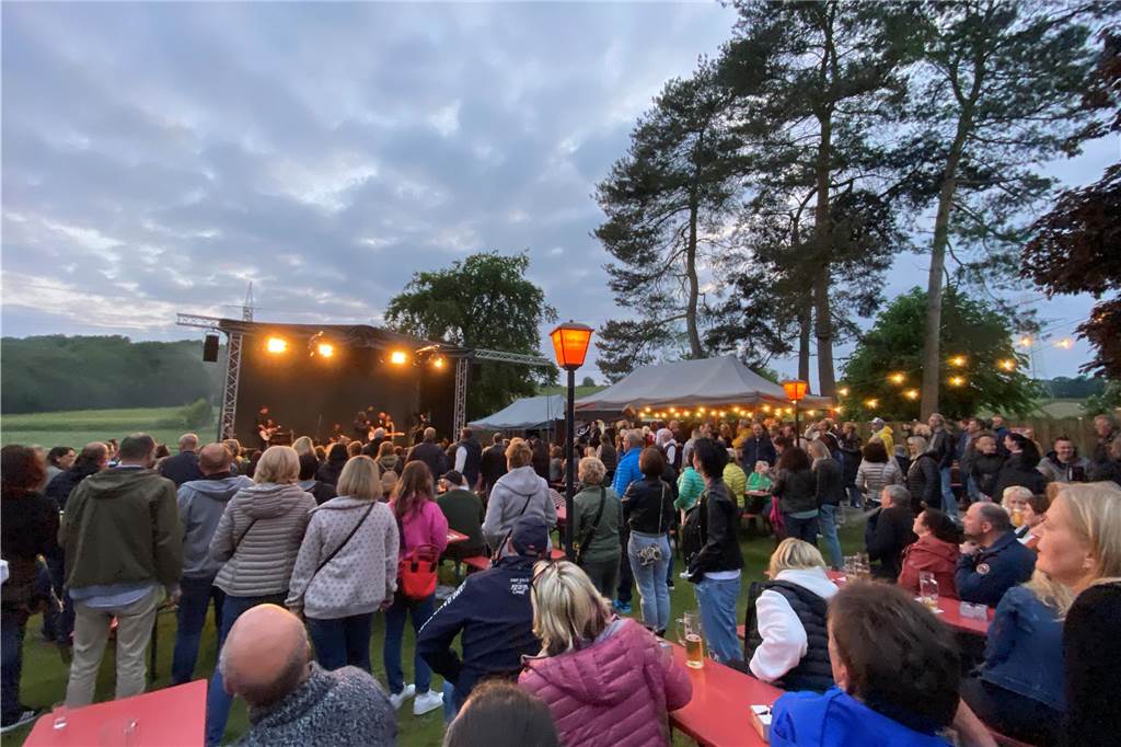 Seven Cent spielten am Samstag im Biergarten von Tante Amanda in Westerfilde. Es war der erste Open-Air-Gig des Jahres 2023. Die Stimmung war sehr gut.