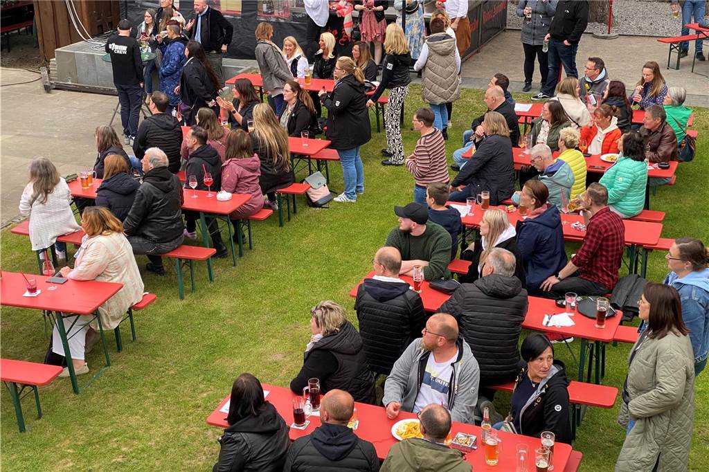 Seven Cent spielten am Samstag im Biergarten von Tante Amanda in Westerfilde. Es war der erste Open-Air-Gig des Jahres 2023. Die Stimmung war sehr gut.