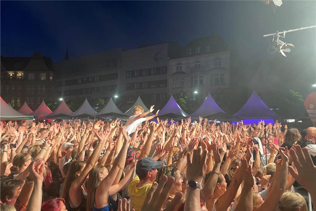 DJ Moguai kommt zu Ckü zurück: Castrop kocht über hat wieder den Star am Start Seven Cent waren auch 2023 wieder der Hauptact am wichtigen Samstag von Castrop kocht über: Vor vollem Haus spielte die Castrop-Rauxeler Band ihr Heimspiel auf dem Marktplatz.