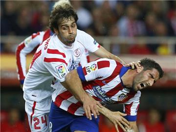 Sevilla Alejandro Arribas (l) nimmt Atléticos Raul Garcia in die Mangel. Foto: Julio Munoz